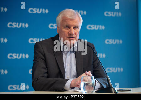 Bundesminister für Innenausstattung und der CSU-Vorsitzende Horst Seehofer spricht auf der Pressekonferenz. Die Christlich Soziale Union (CSU) hielt eine Vorstandssitzung, wo Sie über die besprochenen argumentieren mit der deutschen Kanzlerin Angela Merkel und ihr Christlich Demokratische Union über die Flüchtlingskrise und die Migration Master Plan (Masterplan Migration). (Foto von Alexander Pohl/Pacific Press) Stockfoto