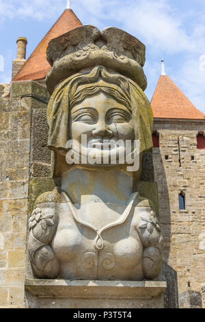 Die mittelalterliche Cité von Carcassonne, Französisch Departement Aude, Occitanie Region, Frankreich. Die Statue der Dame Carcas am Narbonne Tor. Stockfoto