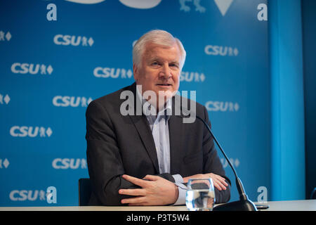 Bundesminister für Innenausstattung und der CSU-Vorsitzende Horst Seehofer spricht auf der Pressekonferenz. Die Christlich Soziale Union (CSU) hielt eine Vorstandssitzung, wo Sie über die besprochenen argumentieren mit der deutschen Kanzlerin Angela Merkel und ihr Christlich Demokratische Union über die Flüchtlingskrise und die Migration Master Plan (Masterplan Migration). (Foto von Alexander Pohl/Pacific Press) Stockfoto