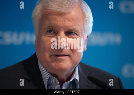 Bundesminister für Innenausstattung und der CSU-Vorsitzende Horst Seehofer spricht auf der Pressekonferenz. Die Christlich Soziale Union (CSU) hielt eine Vorstandssitzung, wo Sie über die besprochenen argumentieren mit der deutschen Kanzlerin Angela Merkel und ihr Christlich Demokratische Union über die Flüchtlingskrise und die Migration Master Plan (Masterplan Migration). (Foto von Alexander Pohl/Pacific Press) Stockfoto
