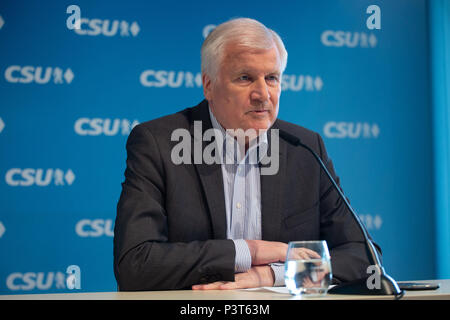 Bundesminister für Innenausstattung und der CSU-Vorsitzende Horst Seehofer spricht auf der Pressekonferenz. Die Christlich Soziale Union (CSU) hielt eine Vorstandssitzung, wo Sie über die besprochenen argumentieren mit der deutschen Kanzlerin Angela Merkel und ihr Christlich Demokratische Union über die Flüchtlingskrise und die Migration Master Plan (Masterplan Migration). (Foto von Alexander Pohl/Pacific Press) Stockfoto