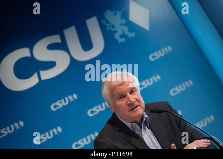 Bundesminister für Innenausstattung und der CSU-Vorsitzende Horst Seehofer spricht auf der Pressekonferenz. Die Christlich Soziale Union (CSU) hielt eine Vorstandssitzung, wo Sie über die besprochenen argumentieren mit der deutschen Kanzlerin Angela Merkel und ihr Christlich Demokratische Union über die Flüchtlingskrise und die Migration Master Plan (Masterplan Migration). (Foto von Alexander Pohl/Pacific Press) Stockfoto