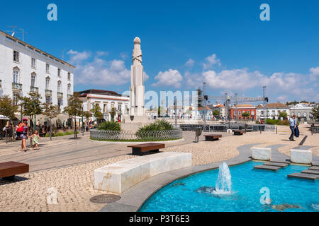Blick auf Brunnen und Kriegerdenkmal in Platz der Republik. Tavira, Algarve, Portugal Stockfoto