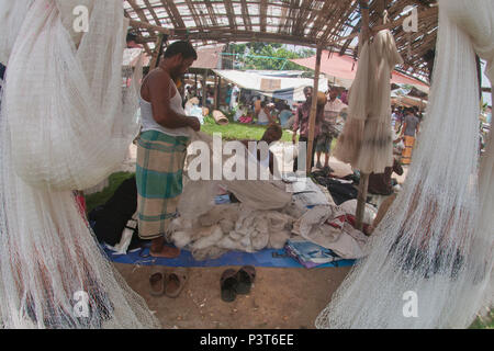 Narayanganj, Bangladesch Juni 05, 2016: Ein Bangladeshi Händler verkauft Fischernetz in einem kleinen traditionellen Dorf Markt Narayanganj, in der Nähe von Dhaka Bangla Stockfoto