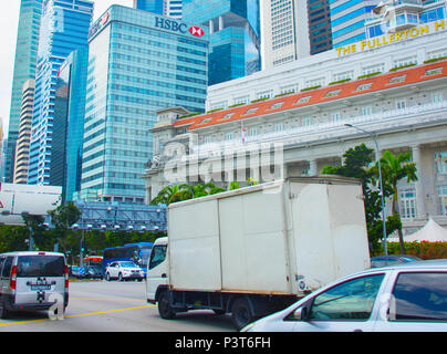 Singapur - 16.Februar 2017: Verkehr auf einer Straße in der Innenstadt von Singapur. Singapur ist eine große politische, finanzielle und kulturelle Zentrum in Asien. Stockfoto