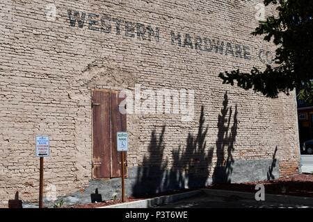 Alte bemalte Werbung auf Mauer in Leadville Stockfoto