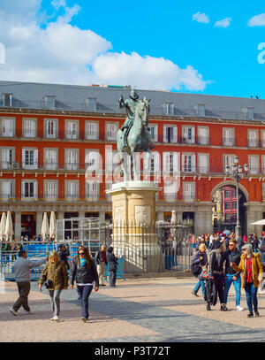 MADRID, Spanien - 07.November 2016: Menschen auf der Plaza Mayor mit der Statue des Königs Philips III in Madrid Stockfoto