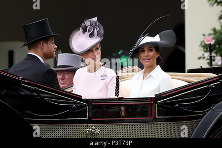 Sophie Gräfin von Wessex (Mitte) und Meghan, Herzogin von Sussex mit Prinz Harry, Herzog von Sussex anreisen, während der erste Tag des Royal Ascot Hotel in Ascot Pferderennbahn. Stockfoto