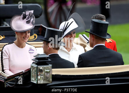 Die Herzogin von Sussex und Sophie die Gräfin von Wessex (links) Während der erste Tag des Royal Ascot Hotel in Ascot Pferderennbahn. Stockfoto