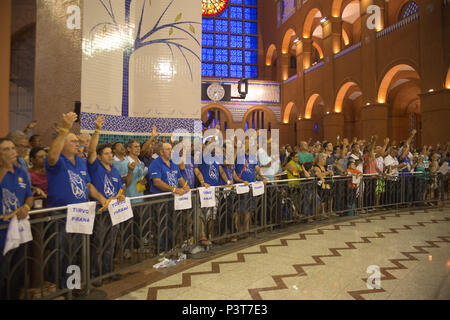 APARECIDA, SP - 19.02.2016: ROMARIA TERÇO TUN HOMENS - Celebração realizada na Basílica de Nossa Senhora Aparecida presidida por Dom Darci Nicioli, bispo redentorista Celebrar de Aparecida, na Romaria Nacional do Terço Movimento dos Homens tun. (Foto: gilvan Oraggio/Fotoarena) Stockfoto