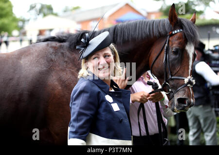 Trainer Eva Johnson Houghton feiert nach dem Gewinn des Queen Anne Stakes mit zufälligen Agent während der erste Tag des Royal Ascot Hotel in Ascot Pferderennbahn. Stockfoto