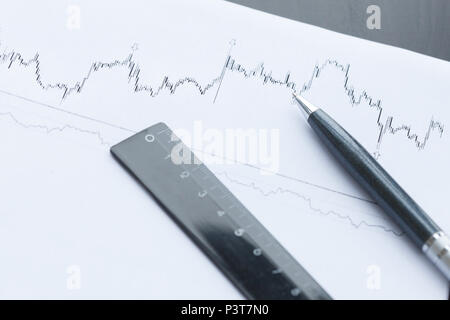 Analyse der finanziellen Graphen und Kugelschreiber. Stockfoto