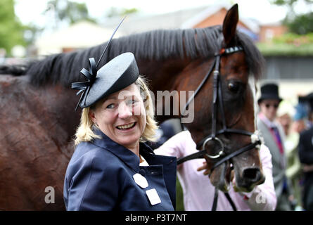 Trainer Eva Johnson Houghton feiert nach dem Gewinn des Queen Anne Stakes mit zufälligen Agent während der erste Tag des Royal Ascot Hotel in Ascot Pferderennbahn. Stockfoto