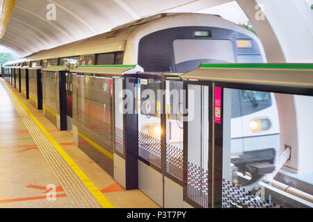 Light Rail Transit Zug kommt an eine Station in Singapur. U-Bahn Bewegungsunschärfe Stockfoto