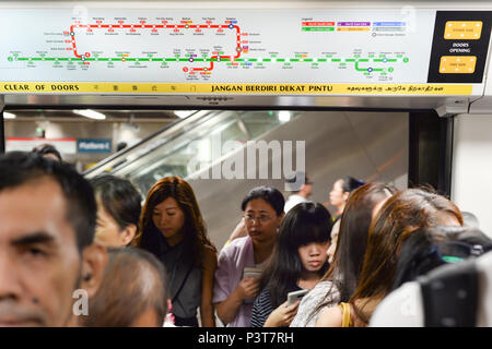 Singapur - 18. FEBRUAR 2017: Passagiere an Bord Zug am Bahnhof in Singapur. Das MRT hat 102 Stationen und ist der älteste U-sys Stockfoto