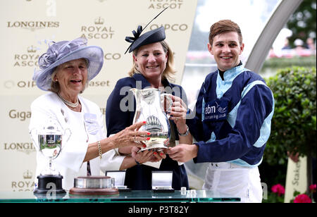 Trainer Eva Johnson Houghton und Jockey Charles Bishop nach dem Gewinn des Queen Anne Stakes mit zufälligen Agent während der erste Tag des Royal Ascot Hotel in Ascot Pferderennbahn. Stockfoto