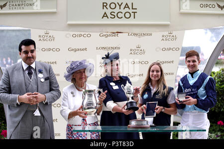 Trainer Eva Johnson Houghton und Jockey Charles Bishop nach dem Gewinn des Queen Anne Stakes mit zufälligen Agent während der erste Tag des Royal Ascot Hotel in Ascot Pferderennbahn. Stockfoto