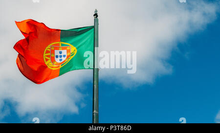 Schöne große Portugiesische Flagge im Wind vor einem blauen Hintergrund in Lissabon, Portugal Stockfoto