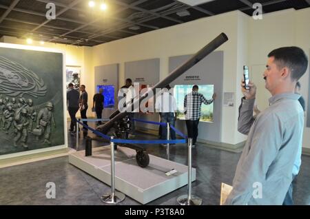 Am 21. Juli 2016 besichtigen Soldaten der 1st Squadron, 7th Cavallry Regiment, 1st Armored Brigade Combat Team, 1st Cavalry Division, Fort Hood, Texas, das Dongducheon war and Peace Museum in Südkorea. Das Museum in der Nähe von Camp Casey und Camp Hovey zeigt die Geschichte des Kommandos der Vereinten Nationen und der Streitkräfte der USA und der Republik Korea während des Koreakrieges und zeigt Ausstellungen über militärische Operationen, das kulturelle Erbe und die entmilitarisierte Zone. Stockfoto