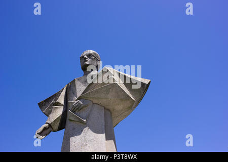 Statue von António Ferreira Gomes von Arlindo Rocha in der Nähe von Torre dos Clerigos in Porto, Portugal. Stockfoto