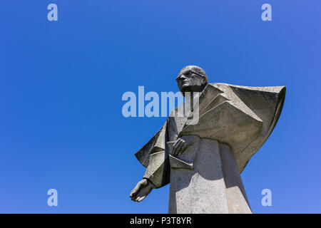 Statue von António Ferreira Gomes von Arlindo Rocha in der Nähe von Torre dos Clerigos in Porto, Portugal. Stockfoto