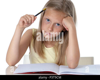 Bildung, Volksschule, Kindheit und Emotionen Konzept traurig oder gelangweilt wenig Schüler Mädchen studieren mit Lernschwierigkeiten auf Wh frustriert auf der Suche Stockfoto