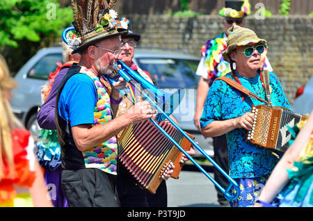 Bunte Band mit einem Metallic blau Posaune spielen für eine weibliche Morris Gruppe, Lose Dorf, Kent, Großbritannien. 2018 Stockfoto