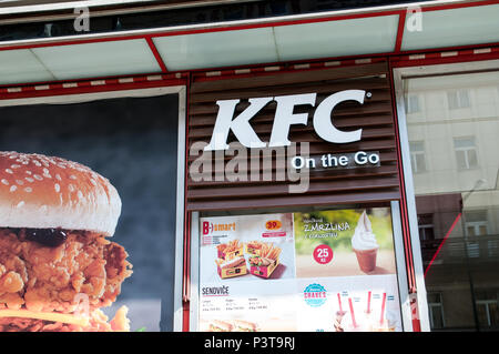 Prag, Tschechische Republik, 16. Juni 2018, KFC essen ein Logo auf ein Restaurant Street Stockfoto