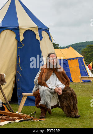 Ein Mitglied der Ritter von Longshanks außerhalb seiner Hütte am Caerphilly Big Cheese Festival Stockfoto