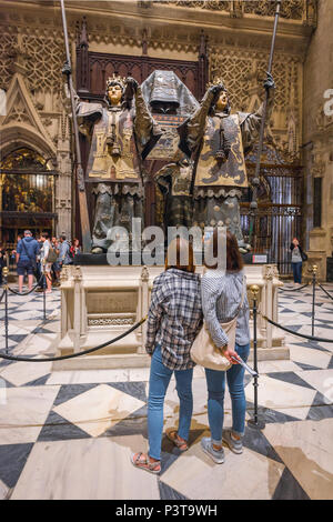 Christopher Columbus Sevilla, zwei junge Frauen, die Touristen das Grab von Christopher Columbus (Cristobal Colon) in Sevilla Kathedrale (Catedral), Spanien. Stockfoto