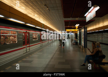 Prag, Tschechische Republik, 16. Juni 2018, Prag u-bahn Menschen stehen auf Plattformen und in Erwartung der Einstieg in den Waggon Stockfoto