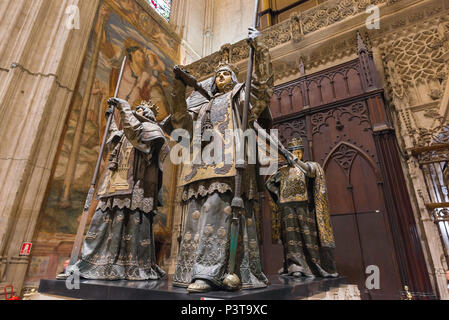 Christoph Kolumbus ist in Sevilla, Blick auf die Statuen auf dem Grab von Christopher Columbus (Cristobal Colon) in Sevilla Kathedrale (Catedral), Spanien gelegen Stockfoto