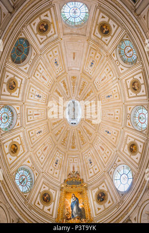 Sevilla Sala Capitular, Blick auf die ovale gewölbte Decke des Kapitels Haus in der Kathedrale von Sevilla, die Murillo der Unbefleckten Empfängnis. Stockfoto