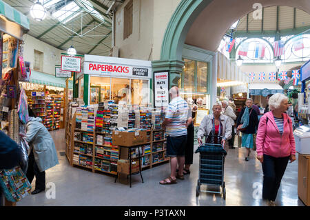 Secondhand Buchladen, Badewanne Guildhall Markt, Somerset, Großbritannien Stockfoto