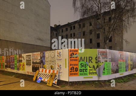 07.12.2015, Berlin, Berlin, Deutschland - Narbig Altbauten in der Revaler Straße Ecke Dirschner Straße in Berlin-Friedrichshain. 00 P 151207 D094 CARO Stockfoto