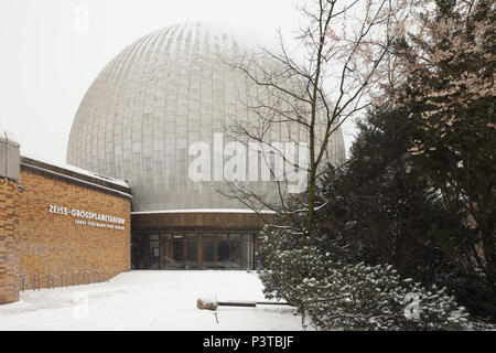 Berlin, Deutschland, Zeiss Planetarium im denkmalgeschützten Wohnsiedlung Ernst-Thaelmann-Park in Berlin-Prenzlauer Berg Stockfoto