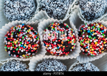 Kugel Schokolade mit Kokos und bunten nachfüllen Stockfoto