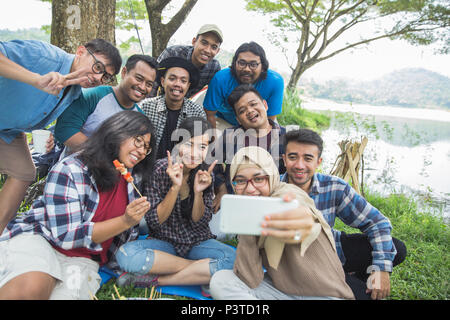 Freunde zusammen Camping selfie Stockfoto