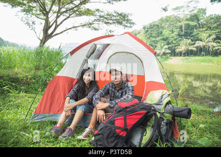 Paar reisen und Zeit beim Camping Stockfoto