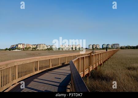 Holzsteg Überquerung Marsh zum Meer Wohnungen auf Hilton Head Island, South Carolina. Stockfoto