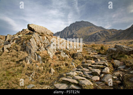 Tryfan Berg in Snowdonia, North Wales, wie vom Weg zum Llyn Idwal gesehen Stockfoto