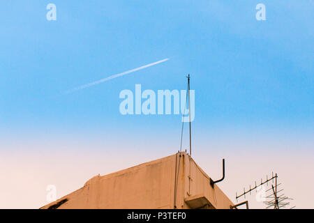 Über Gebäude mit Linie Wolken am Morgen. Platz kopieren. Bangkok. Pastelltönen. Stockfoto