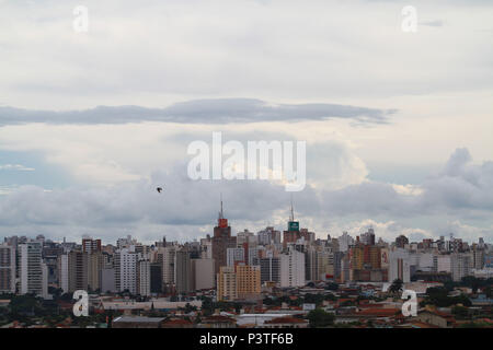 SÃO JOSÉ DO RIO PRETO, SP - 13.01.2016: CENTRO DE SÃO JOSÉ DO RIO PRETO - Vista panorâmica do Centro de São José do Rio Preto (olhando da zona Leste da Cidade). (Foto: Edvaldo Santos/Fotoarena) Stockfoto