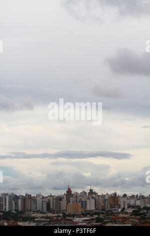 SÃO JOSÉ DO RIO PRETO, SP - 13.01.2016: CENTRO DE SÃO JOSÉ DO RIO PRETO - Vista panorâmica do Centro de São José do Rio Preto (olhando da zona Leste da Cidade). (Foto: Edvaldo Santos/Fotoarena) Stockfoto