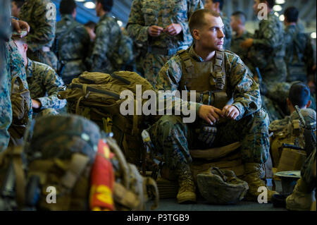 Pazifik (29 Juli 2016) - US Marine Pfc. Brenan Messe wartet in den Hangar Bucht der Amphibisches Schiff USS America (LHA 6) Bevor die Entrindung das Schiff für die Ausbildung auf der Insel Hawaii. Amerika ist im Gange, die maritime Übungen mit Partner Nationen für Rim der Pazifik 2016. 26 Nationen, mehr als 40 Schiffe und u-Boote, mehr als 200 Flugzeugen und 25.000 Mitarbeiter an Rimpac vom 30. Juni bis 4. August, in und um die hawaiischen Inseln und Südkalifornien. Die weltweit größte internationale maritime Übung RIMPAC bietet eine einzigartige Trai Stockfoto