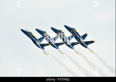 160731-N-WJ 386-078 ANCHORAGE, Alaska (31.07.2016) U.S. Navy Flight Demonstration Squadron, die Blue Angels, Diamond Piloten durchführen einer Echelon Parade pass auf dem Arctic Thunder Open House. Der Blaue Engel sind geplant 56 Demonstrationen an 29 Standorten in den USA im Jahr 2016 durchzuführen, das 70. Jubiläum des Teams. (U.S. Marine Foto von Mass Communication Specialist 1. Klasse Andrea Perez/Freigegeben) Stockfoto