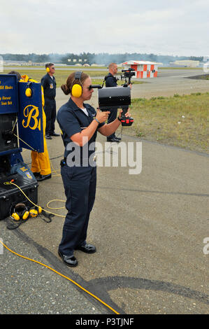 160731-N-WJ 386-175 ANCHORAGE, Alaska (31.07.2016) U.S. Navy Flight Demonstration Squadron, die Blue Angels, Video Support Specialist Megan Stricklin, von Waynesboro, Tennessee, über ein Signal mit Licht die Lage der Mittelpunkt für die Piloten auf dem Arctic Thunder Open House, 31. Juli zu kommunizieren. Der Blaue Engel sind geplant 56 Demonstrationen an 29 Standorten in den USA im Jahr 2016 durchzuführen, das 70. Jubiläum des Teams. (U.S. Marine Foto von Mass Communication Specialist 1. Klasse Andrea Perez/Freigegeben) Stockfoto