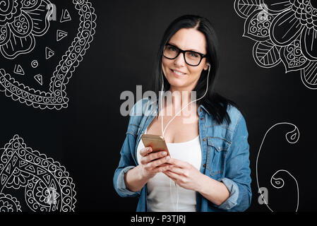 Schöne Frau entspannen und Musik hören Stockfoto