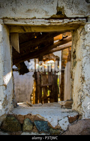 Fenster zum Zerfall Stockfoto