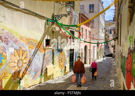 Barrio Alto Nachbarschaft, mit Graffiti in Lissabon, Portugal Stockfoto